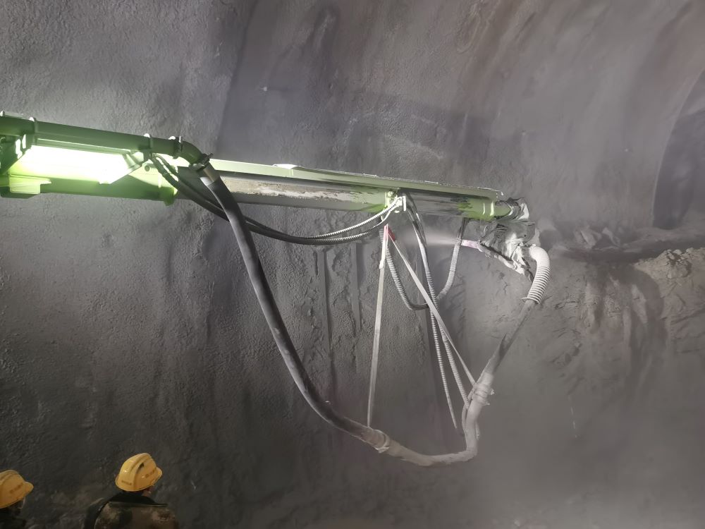 濕噴混凝土技術和濕噴機械手的應用，逐漸成為隧道施工中的重要技術手段(圖1)