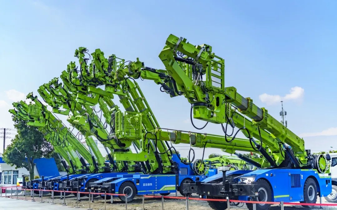 《四川日?qǐng)?bào)》頭版報(bào)道：藍(lán)海智能新一批大型智能裝備準(zhǔn)備發(fā)往全國(圖2)