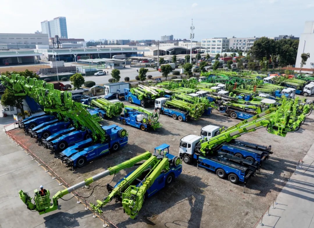 《四川日?qǐng)?bào)》頭版報(bào)道：藍(lán)海智能新一批大型智能裝備準(zhǔn)備發(fā)往全國(圖3)