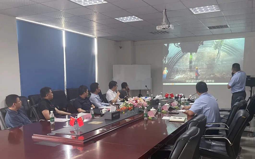 中鐵十一局五公司物資設(shè)備部長陳林一行蒞臨藍(lán)海智能考察交流(圖4)